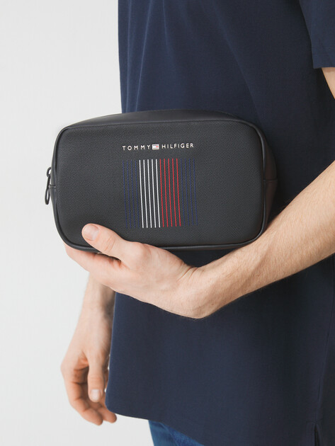 Мужская борсетка TOMMY HILFIGER TH FOUNDATION WASHBAG, Артикул AM0AM12642, черный | 4528294. Ракурс 2 Мужская борсетка TOMMY HILFIGER TH FOUNDATION WASHBAG, Артикул AM0AM12642, черный | 4528294. Ракурс 2