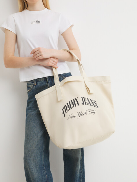 Женский шоппер TOMMY JEANS TJW HOT SUMMER TOTE, Артикул AW0AW15953, светло-бежевый | 4528939. Ракурс 2 Женский шоппер TOMMY JEANS TJW HOT SUMMER TOTE, Артикул AW0AW15953, светло-бежевый | 4528939. Ракурс 2