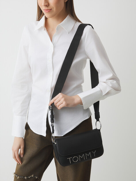 Кросс-боди TOMMY JEANS TJW BOLD ELONGATED FLAP CROSS., Артикул AW0AW16258, черный | 4531163. Ракурс 2