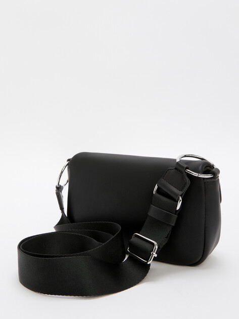 Кросс-боди TOMMY JEANS TJW BOLD ELONGATED FLAP CROSS., Артикул AW0AW16258, черный | 4531163. Ракурс 4