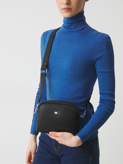 Кросс-боди TOMMY JEANS TJW ARCHIVE CAMERA BAG, Артикул AW0AW16505, черный | 4533747. Ракурс 2