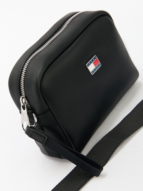 Кросс-боди TOMMY JEANS TJW ARCHIVE CAMERA BAG, Артикул AW0AW16505, черный | 4533747. Ракурс 3