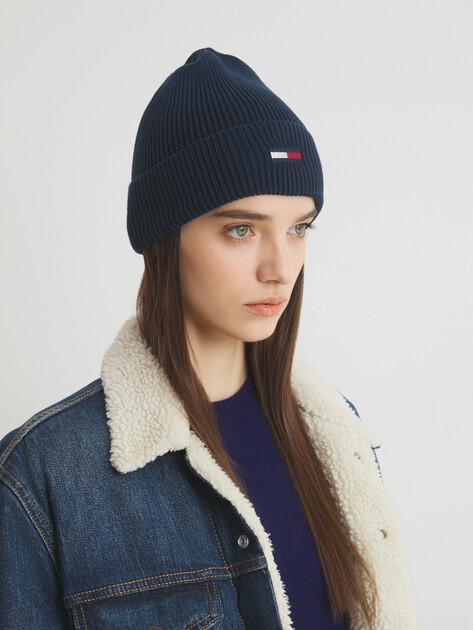 Женская шапка TOMMY JEANS TJW ELONGATED FLAG BEANIE, Артикул AW0AW16777, темно-синий | 4534805. Ракурс 4