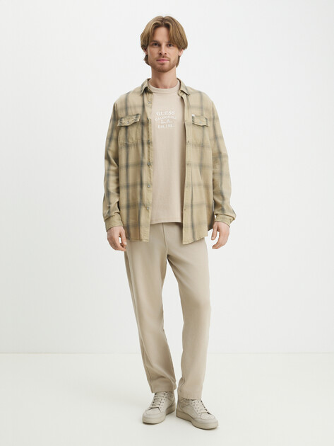 Мужская футболка GUESS SS CN OVER EMBRO TEE, Артикул M5RI35K8FQ4, бежевый | 4567884. Ракурс 2