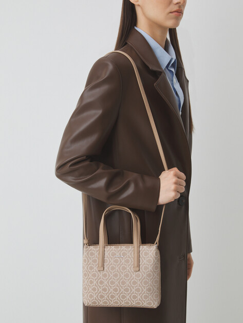 Женская сумка с ручками CALVIN KLEIN CK MUST MINI TOTE, Артикул K60K612277, пыльно-бежевый | 4572501. Ракурс 2 Женская сумка с ручками CALVIN KLEIN CK MUST MINI TOTE, Артикул K60K612277, пыльно-бежевый | 4572501. Ракурс 2