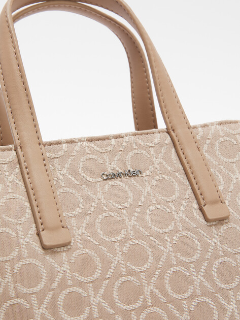 Женская сумка с ручками CALVIN KLEIN CK MUST MINI TOTE, Артикул K60K612277, пыльно-бежевый | 4572501. Ракурс 3 Женская сумка с ручками CALVIN KLEIN CK MUST MINI TOTE, Артикул K60K612277, пыльно-бежевый | 4572501. Ракурс 3