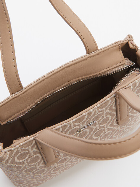 Женская сумка с ручками CALVIN KLEIN CK MUST MINI TOTE, Артикул K60K612277, пыльно-бежевый | 4572501. Ракурс 5 Женская сумка с ручками CALVIN KLEIN CK MUST MINI TOTE, Артикул K60K612277, пыльно-бежевый | 4572501. Ракурс 5