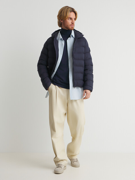 Мужской пуховик TOMMY HILFIGER MID WEIGHT HOODED JACKET, Артикул MW0MW37257, темно-синий | 4572817. Ракурс 2