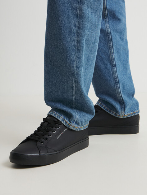 Мужские кеды TOMMY HILFIGER TH HI VULC CORE LOW, Артикул FM0FM05041, черный | 4572966. Ракурс 2 Мужские кеды TOMMY HILFIGER TH HI VULC CORE LOW, Артикул FM0FM05041, черный | 4572966. Ракурс 2