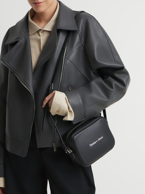 Кросс-боди TOMMY JEANS TJW CROSSOVERS CAMERA BAG, Артикул AW0AW15029, черный | 4573090. Ракурс 2