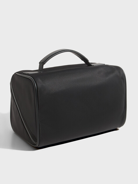 Мужская косметичка KARL LAGERFELD k/essential nylon vanity case, Артикул A2M32013, черный | 4574325. Ракурс 3 Мужская косметичка KARL LAGERFELD k/essential nylon vanity case, Артикул A2M32013, черный | 4574325. Ракурс 3