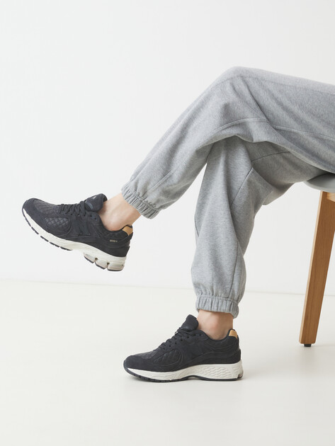 Мужские кроссовки NEW BALANCE 2002, Артикул M2002, черный | 4577050. Ракурс 2 Мужские кроссовки NEW BALANCE 2002, Артикул M2002, черный | 4577050. Ракурс 2