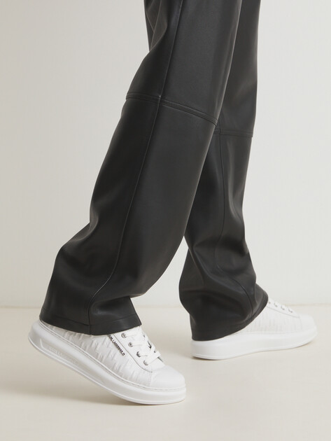 Мужские кеды KARL LAGERFELD KAPRI MENS Monogram Emboss Lo, Артикул KL52549K, белый | 4586379. Ракурс 2 Мужские кеды KARL LAGERFELD KAPRI MENS Monogram Emboss Lo, Артикул KL52549K, белый | 4586379. Ракурс 2