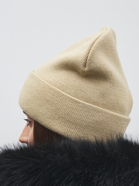 Шапка PUMA ESS Mid Crown Beanie, Артикул 026400, светло-бежевый | 4591351. Ракурс 2