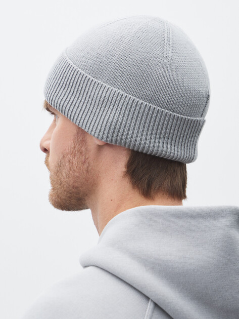 Мужская шапка PUMA ESS ELEVATED RUBBER PATCH Low Crown Beanie, Артикул 026414, светло-серый | 4591577. Ракурс 2