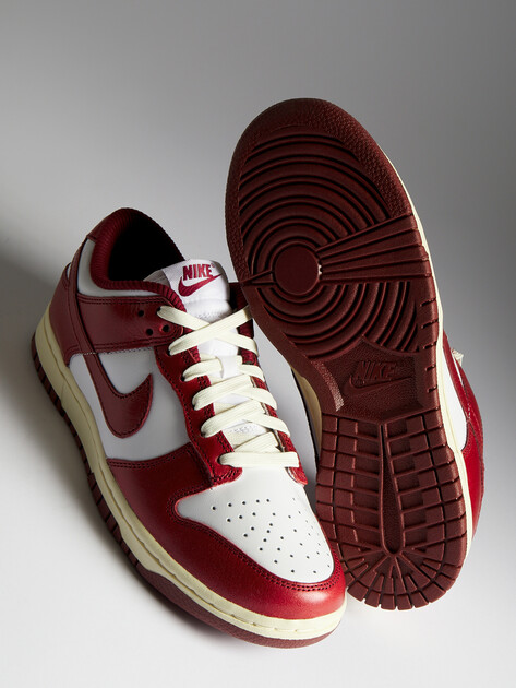 Женские кеды NIKE W NIKE DUNK LOW PRM, Артикул FJ4555, вишневый | 4593374. Ракурс 5