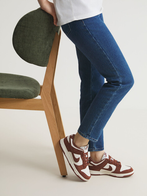 Женские кеды NIKE WMNS NIKE DUNK LOW, Артикул HJ7673, каштановый | 4593600. Ракурс 2