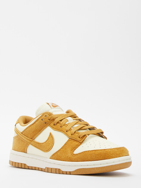 Женские кеды NIKE WMNS NIKE DUNK LOW, Артикул HJ7673, коричнево-оранжевый | 4593632. Ракурс 2