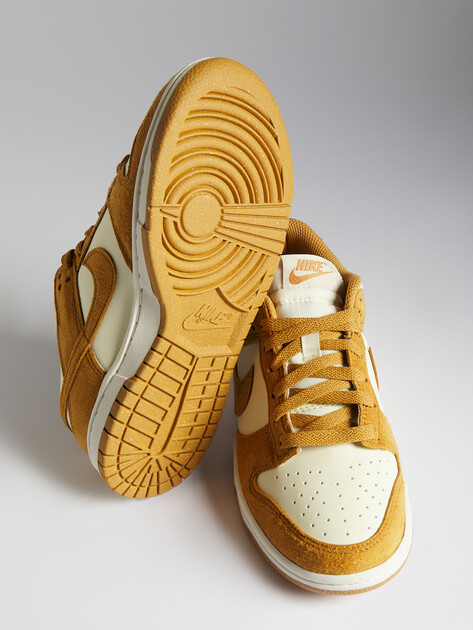 Женские кеды NIKE WMNS NIKE DUNK LOW, Артикул HJ7673, коричнево-оранжевый | 4593632. Ракурс 5