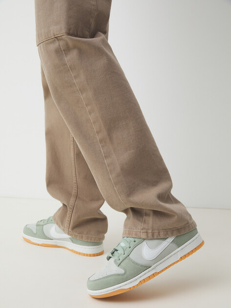 Кеды NIKE NIKE DUNK LOW RETRO SE, Артикул HQ1931, серо-зеленый | 4593729. Ракурс 2 Кеды NIKE NIKE DUNK LOW RETRO SE, Артикул HQ1931, серо-зеленый | 4593729. Ракурс 2