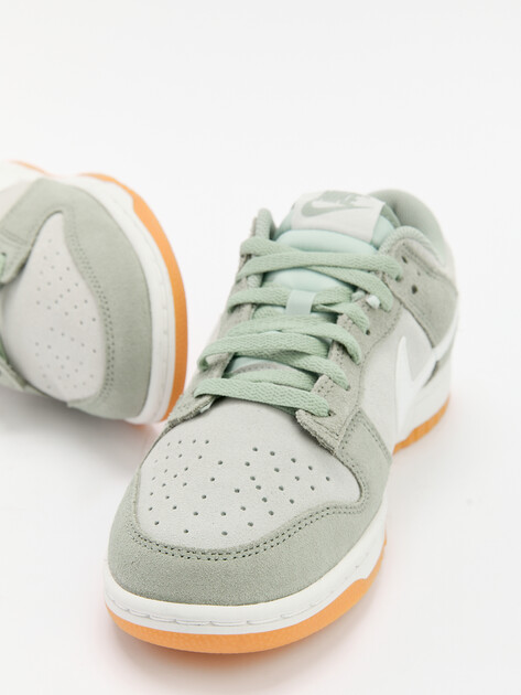 Кеды NIKE NIKE DUNK LOW RETRO SE, Артикул HQ1931, серо-зеленый | 4593729. Ракурс 6 Кеды NIKE NIKE DUNK LOW RETRO SE, Артикул HQ1931, серо-зеленый | 4593729. Ракурс 6