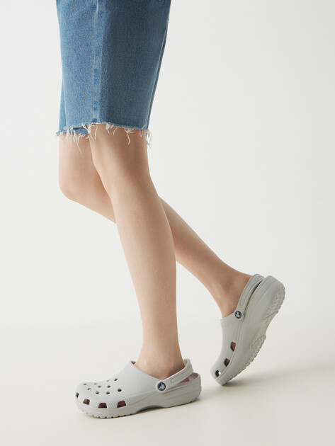 Сланцы CROCS CLASSIC CLOG, Артикул 10001, бледно-серый | 4600719. Ракурс 2 Сланцы CROCS CLASSIC CLOG, Артикул 10001, бледно-серый | 4600719. Ракурс 2