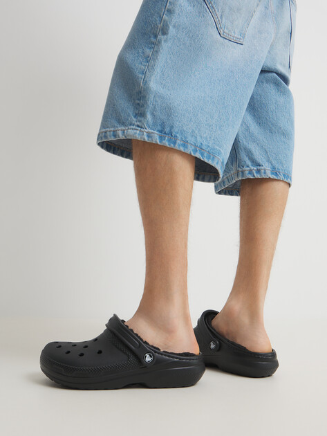 Сланцы CROCS CLASSIC LINED CLOG, Артикул 203591, черный | 4601487. Ракурс 2 Сланцы CROCS CLASSIC LINED CLOG, Артикул 203591, черный | 4601487. Ракурс 2