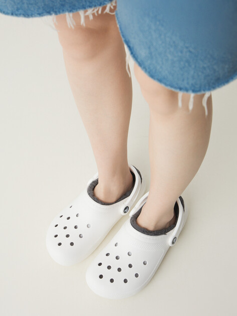 Сланцы CROCS CLASSIC LINED CLOG, Артикул 203591, белый | 4601581. Ракурс 2 Сланцы CROCS CLASSIC LINED CLOG, Артикул 203591, белый | 4601581. Ракурс 2