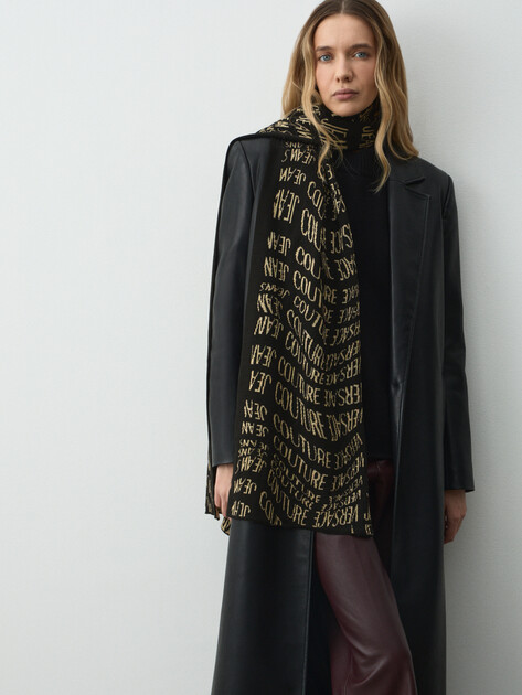 Женский шарф VERSACE JEANS COUTURE LIQUEFY ALL OVER, Артикул 79VA2H52, черный | 4606110. Ракурс 2 Женский шарф VERSACE JEANS COUTURE LIQUEFY ALL OVER, Артикул 79VA2H52, черный | 4606110. Ракурс 2