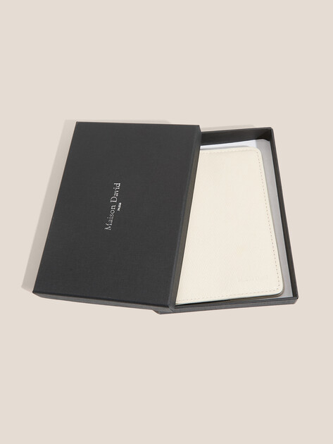 Обложка для паспорта MAISON DAVID, Артикул DAFNA, молочно-белый | 4621371. Ракурс 4