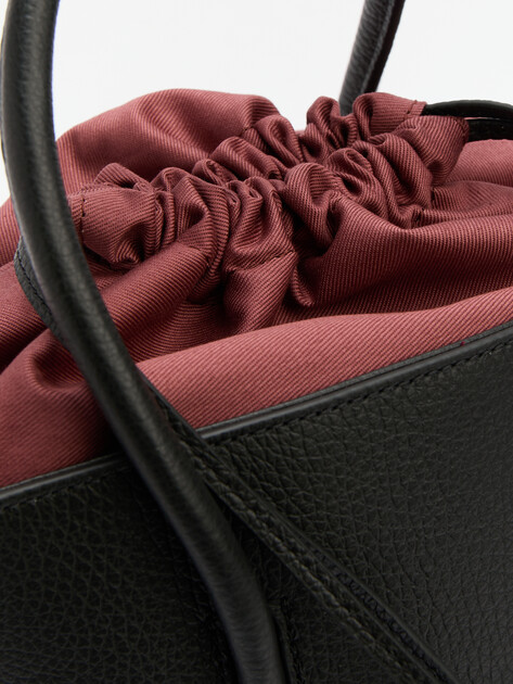 Женская сумка с ручками COCCINELLE HANDBAG GRAINED LEATHER, Артикул E1 QBB 23 01 01, черный | 4634997. Ракурс 3 Женская сумка с ручками COCCINELLE HANDBAG GRAINED LEATHER, Артикул E1 QBB 23 01 01, черный | 4634997. Ракурс 3