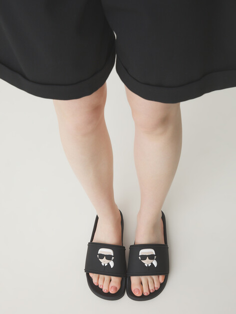 Женские сланцы KARL LAGERFELD KONDO 2.0 Karl NFT Slide, Артикул KL80905A, черный | 4643643. Ракурс 2