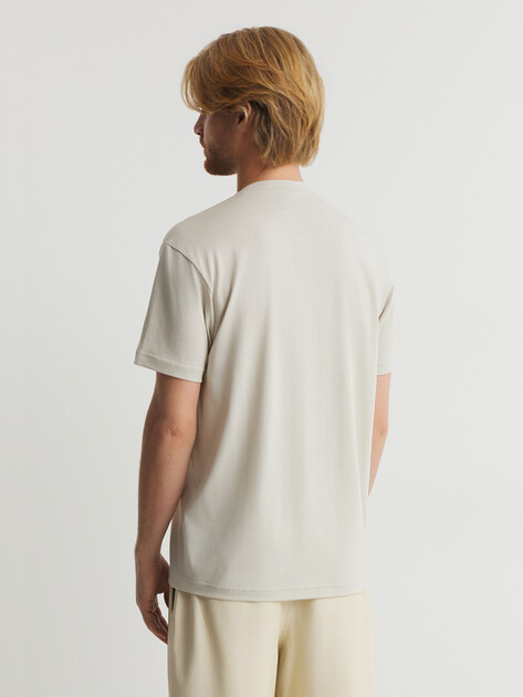 Мужская футболка LIU∙JO T-SHIRT ST P M/C, Артикул QA5174J4805, пыльно-бежевый | 4647330. Ракурс 4 Мужская футболка LIU∙JO T-SHIRT ST P M/C, Артикул QA5174J4805, пыльно-бежевый | 4647330. Ракурс 4