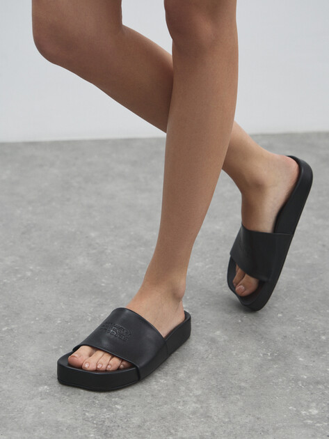 Женские шлепанцы MM6 MAISON MARGIELA SANDAL, Артикул S66WP0111, черный | 4668102. Ракурс 6 Женские шлепанцы MM6 MAISON MARGIELA SANDAL, Артикул S66WP0111, черный | 4668102. Ракурс 6