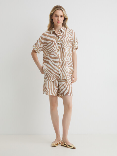 Женская рубашка MARCIANO BY GUESS ROSIE SHORT SLEEVE SHIRT, Артикул 5GGH267314A, анималистичный принт | 4673465. Ракурс 2 Женская рубашка MARCIANO BY GUESS ROSIE SHORT SLEEVE SHIRT, Артикул 5GGH267314A, анималистичный принт | 4673465. Ракурс 2