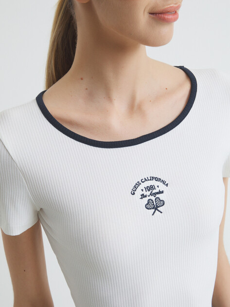 Женский топ GUESS MARIGOLD RIB ACTIVE TEE, Артикул V5GP03KCRN2, белый | 4676502. Ракурс 3