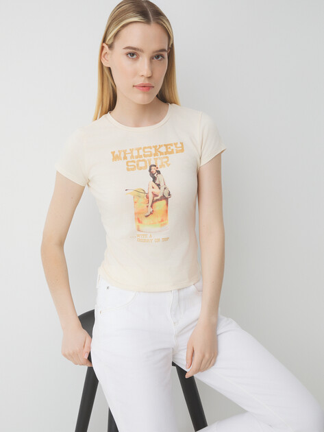 Женская футболка GUESS SS VINTAGE GIRL R5 TEE, Артикул W5GI48K49A1, молочно-бежевый | 4677117. Ракурс 5 Женская футболка GUESS SS VINTAGE GIRL R5 TEE, Артикул W5GI48K49A1, молочно-бежевый | 4677117. Ракурс 5