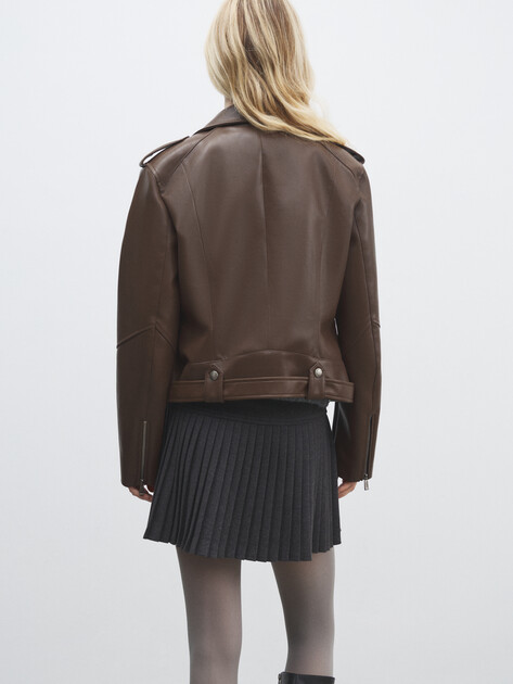 Женская косуха MAISON DAVID, Артикул DEBBY_DR, темно-коричневый | 4689900. Ракурс 4 Женская косуха MAISON DAVID, Артикул DEBBY_DR, темно-коричневый | 4689900. Ракурс 4