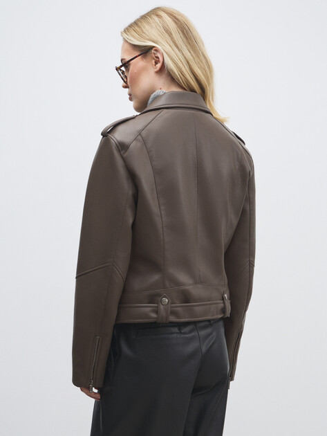 Женская косуха MAISON DAVID, Артикул DEBBY_DR, серо-коричневый | 4689924. Ракурс 4 Женская косуха MAISON DAVID, Артикул DEBBY_DR, серо-коричневый | 4689924. Ракурс 4