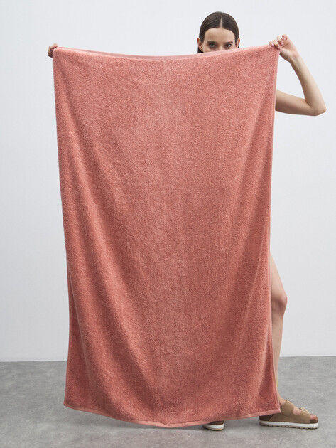 Махровое банное полотенце 100x150 MAISON DAVID, Артикул Charlotte ABC 100x150 cm, бежево-розовый | 4692153. Ракурс 2