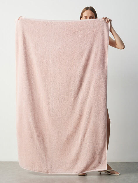 Махровое банное полотенце 100x150 MAISON DAVID, Артикул Charlotte ABC 100x150 cm, светло-розовый | 4692320. Ракурс 2