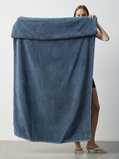 Махровое полотенце-покрывало 100x180 MAISON DAVID, Артикул Charlotte ABC 100x180 cm, серо-синий | 4692337. Ракурс 2