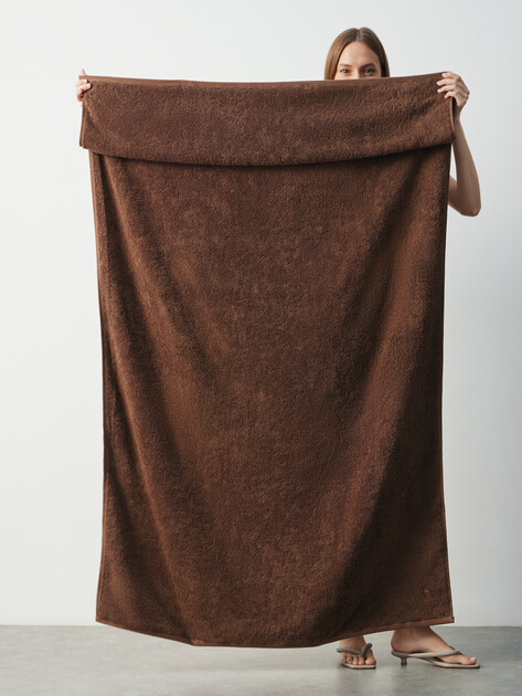 Махровое полотенце-покрывало 100x180 MAISON DAVID, Артикул Charlotte ABC 100x180 cm, пыльно-коричневый | 4692346. Ракурс 2