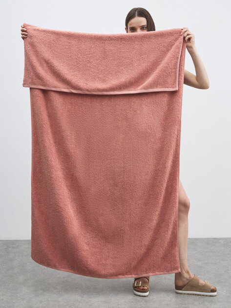 Махровое полотенце-покрывало 100x180 MAISON DAVID, Артикул Charlotte ABC 100x180 cm, коралловый | 4692348. Ракурс 2