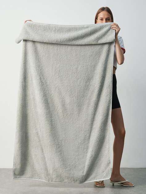 Махровое полотенце-покрывало 100x180 MAISON DAVID, Артикул Charlotte ABC 100x180 cm, зеленовато-серый | 4692370. Ракурс 2