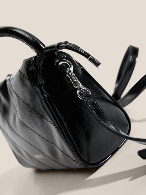 Женская сумка GUESS AMYS DRAWSTRING CROSSBODY, Артикул HWMY9659160, черный | 4712499. Ракурс 2 Женская сумка GUESS AMYS DRAWSTRING CROSSBODY, Артикул HWMY9659160, черный | 4712499. Ракурс 2