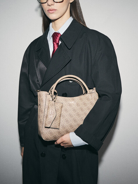 Женский тоут GUESS BRENTON SML GIRLFRIEND SATCHEL, Артикул HWLG9648050, темно-бежевый | 4712533. Ракурс 5