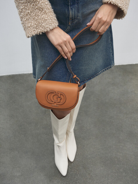 Кросс-боди GUESS CALEBRA MINI CNVRTBL XBDY FLAP, Артикул HWBG9536780, светло-коричневый | 4712559. Ракурс 5 Кросс-боди GUESS CALEBRA MINI CNVRTBL XBDY FLAP, Артикул HWBG9536780, светло-коричневый | 4712559. Ракурс 5