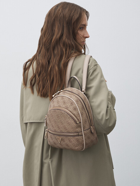 Женский рюкзак GUESS MANHATTAN II BACKPACK, Артикул HWSG7118320, темно-бежевый | 4712821. Ракурс 5