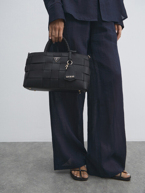 Женский тоут GUESS MAYLEE GIRLFRIEND SATCHEL, Артикул HWWG9661060, черный | 4712833. Ракурс 5